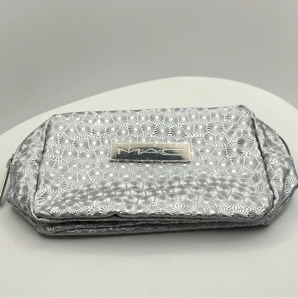 🦋$8 ~MAC Cosmetics Silver Makeup Bag ~ NEW
